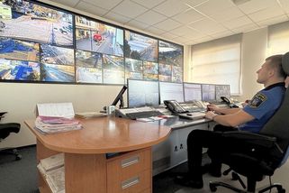 Roztržitá žena nechala v bankomatu ležet 10 tisíc, poctivý nálezce si peníze nenechal - Novinky